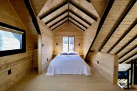 Dreamtime Hillside Cabin w/ hot tub, fire pit, expansive deck