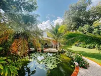 Grove Keeper Cottage  unit has a tree house atmosphere