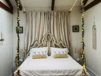 The Red Onion 'Romantic Retreat' Hotels near Tillie Creek