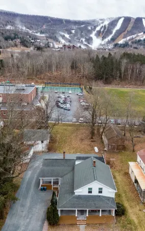 Beautifully Restored 6BR in the heart of Windham Отели в г. Виндхам