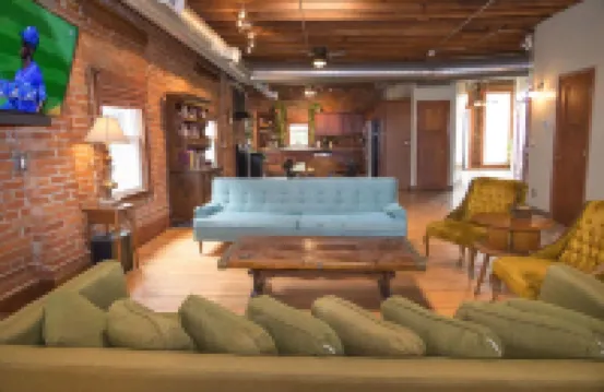 Art Alley Attic – Spacious Loft Near Breweries, Distilleries, Bars in Crossroads