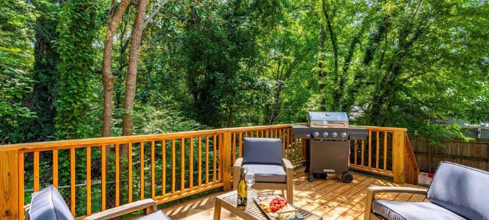 Charming 5bd - BBQ - Deck- 4mins Duke University Hotels in Durham