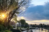 Arty Boutique Apartment in Central Teddington