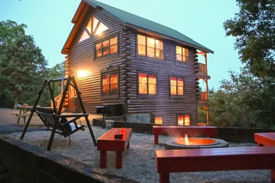 Perfect for FAMILIES; MTN views! PoolTable, AirHockey, Foosball, HotTub, FirePit
