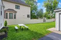 Great Location! Beautiful Home Near Downtown Westmont Hotel dekat Westmont Yard Indoor Sports Complex