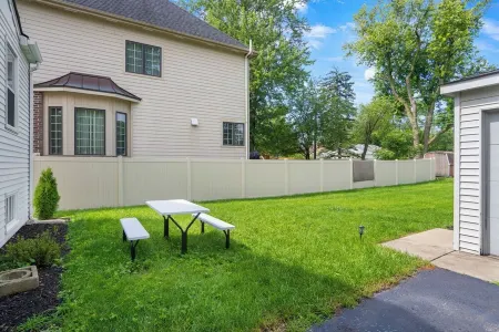 Great Location! Beautiful Home Near Downtown Westmont Отели рядом с достопримечательностью «The Farm»