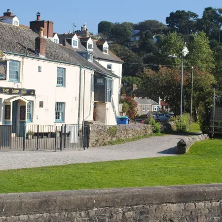 Luxurious Cornish Holiday let, 4 min stroll to Pentewan beach, village setting.