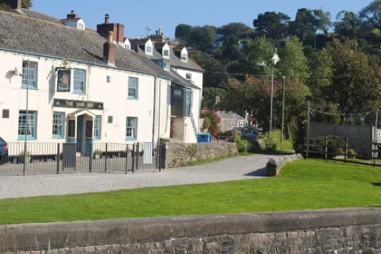 Luxurious Cornish Holiday let, 4 min stroll to Pentewan beach, village setting.