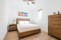 Contemporary Coastal Retreat with 3 Masters, Minutes to beaches