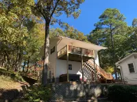 Main Channel Lake Hamilton- private hot tub, firepit, boat dock