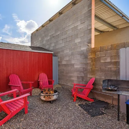 Downtown Burgundy Bungalow w/Fully Fenced Yard, AC, W/D, 3 Smart TVs, Fast WiFi