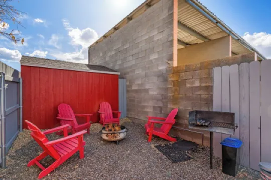 Downtown Burgundy Bungalow w/Fully Fenced Yard, AC, W/D, 3 Smart TVs, Fast WiFi