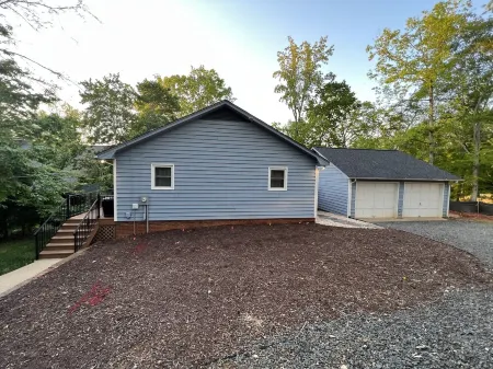 Lake Front House with Dock, Kayaks, and Boat Slip Отели в г. Ухари