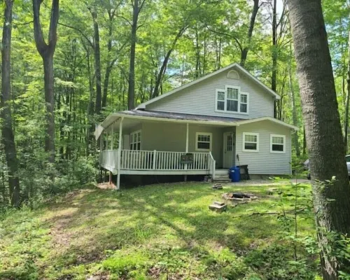 Cheerful 3-brd, 2 full bth cottage with DNR launch lake access on Chippewa Lake Hotels in Mecosta County