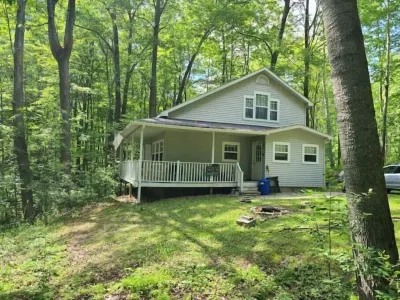 Cheerful 3-brd, 2 full bth cottage with DNR launch lake access on Chippewa Lake Hotels in der Nähe von Four Mile Beach Park