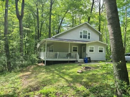 Cheerful 3-brd, 2 full bth cottage with DNR launch lake access on Chippewa Lake