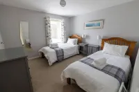 Central Lerwick holiday apartment Clickimin Broch附近的飯店