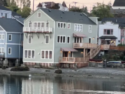 Salty Vons - Lower Waterfront Suite