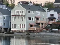 Salty Vons - Lower Waterfront Suite