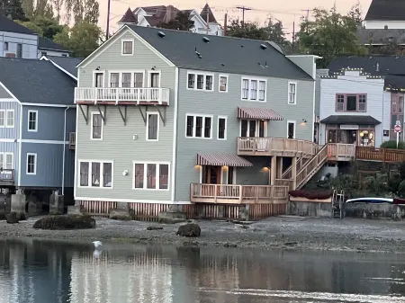 Salty Vons - Lower Waterfront Suite Отели рядом с достопримечательностью «Island county Historical society Museum»