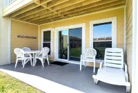 Sunlit Seacove. G-Floor, Walk to Beach, Shops, & Dinning. Private Beach Access.