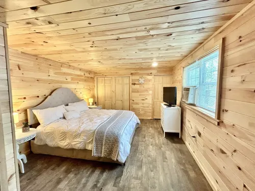Charming 2 Bedroom Private Cabin Near Bangor