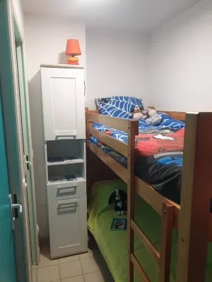 2-room apartment + air-conditioned cabin on garden level 루케이트 호텔