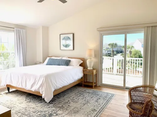 Comfy family friendly house, short stroll to the beach!