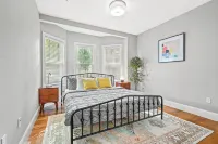 Modern home-like 3BR2BA Retreat/Minutes to T - Bungalow