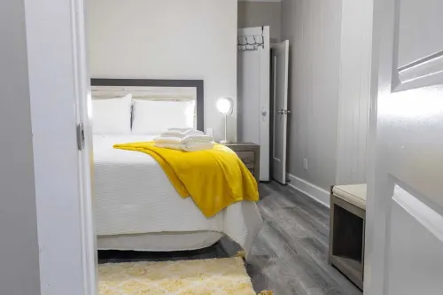 Modern 1 bedroom 1 bath apartment Hotels in Anderson