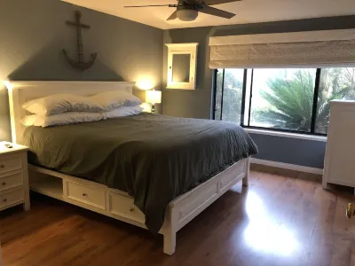 Sleeps 6 - 3 Bedroom - King - Queen - 2 Twins - Jacuzzi - Full Kitchen - Laundry