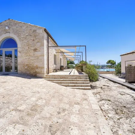 New: Wonderful villa with sea view, infinity pool, padel court