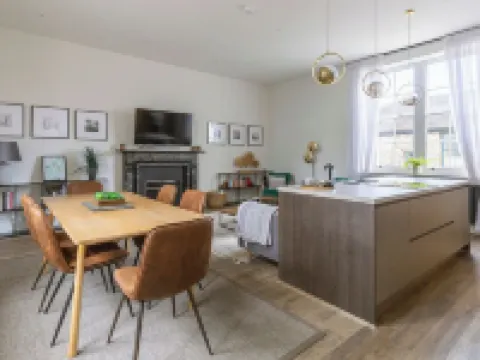 Stunning, stylish, huge 2 floor Georgian apartment 클리데로 호텔