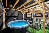 Bourbon Barndominium Bonanza! Golf Simulator+Theater+Hot Tub+Sports Bar+Arcade