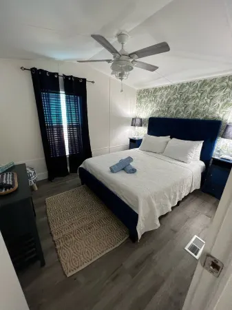 Great location -pool-boat ramp-marina-golf cart