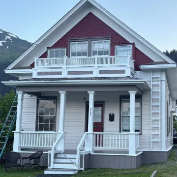 The 1905 Government. cable Office: Historic Charm, views, location Downtown Отели в г. Сьюард