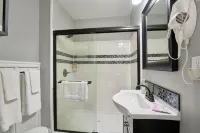 Enjoy the downtown vibe at the Yamhill Flats: Suite 3 Hotels in Newberg