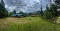 2 Private Cabins on an Secluded Acre, Walk to Restaurants, Fully Fenced