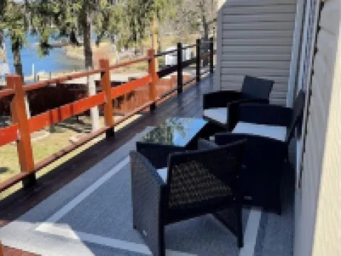 Lakefront Cottage with Amazing Views and Privacy! 馬凱特縣酒店