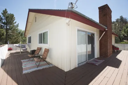 4 Seasons of Mountain beauty.  Only 6 miles from freeway, great family getaway. Отели рядом с достопримечательностью «Аутлетс эт Техон»