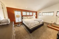 Modern Chalet, 2 Acre lot, HOT TUB and NEW OUTDOOR FIREPIT Hotels in Mansfield