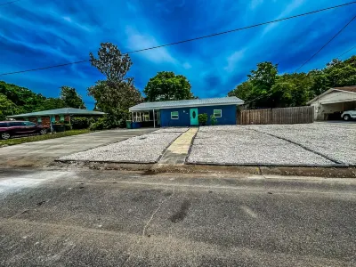Posh 2 BR 1 Ba Close to Beach Shops and Bases in central fort Walton beach