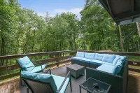 Secluded 4 BR-Heated Pool/Hot Tub/Game Room/Fishing Pond/Huge Deck/Fire Pit! Hotels in Chestnuthill Township