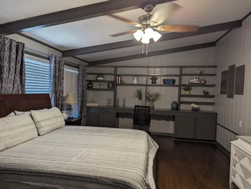 Big Red Comfortable, welcomes pets, & sleeps 6