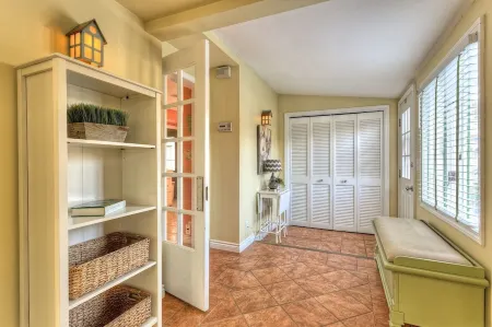 Butterfly Cottage - Unique Cottage located in Historic Downtown Saugatuck Отели в г. Сотак