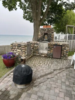 Lakefront 9 bedroom house sleeps 21+ - 4-Star