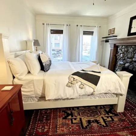 Penthouse 105-Heart of Downtown