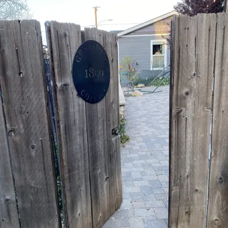 1890 Graystone Cottage behind Historic Home short walk to Downtown & Whiskey Row