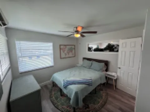 875 Oasis #4 Location!