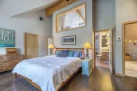 Near Slopes, Private Family Home, HotTub, Centrally located to all Ski Resorts!